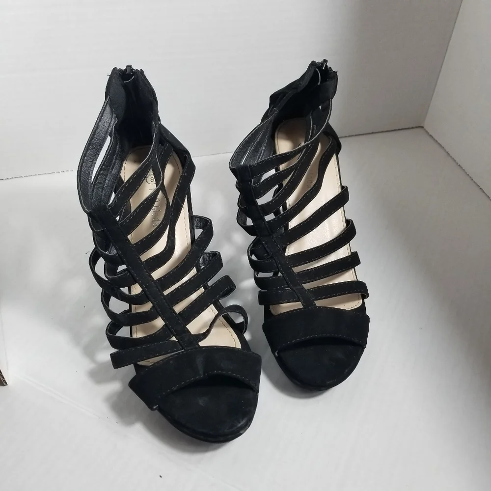 TOP MODA STRAPY BLACK WEDGE WITH ZIPPERS IN BACK SIZE 8